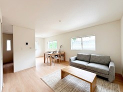 17帖の広々リビングは、陽当りが良く、部屋いっぱいに明るい陽光が広がります。
※家具はイメージパースとなります。