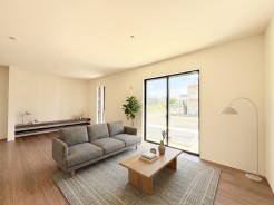 大型テレビも置ける18.5帖の広々リビングは、陽当りが良く、部屋いっぱいに明るい陽光が広がります。
※家具はイメージパースとなります。