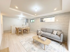 南向きに大きく開いた窓からは、明るい陽射しが射し込みます。
爽やかな風が吹き抜ける心地良いリビングには、自然と家族が集まります。
※家具はイメージパースとなります。