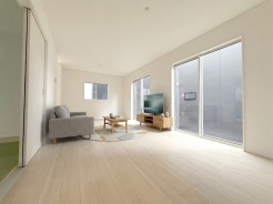 室内にいても、たっぷりの陽光と爽やかな風を感じて頂ける、開放感あふれるリビングです。
モデル棟
※家具はイメージパースとなります。