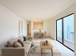 室内にいても、たっぷりの陽光と爽やかな風を感じて頂ける、開放感あふれるリビングです。
モデル棟
※家具はイメージパースとなります。