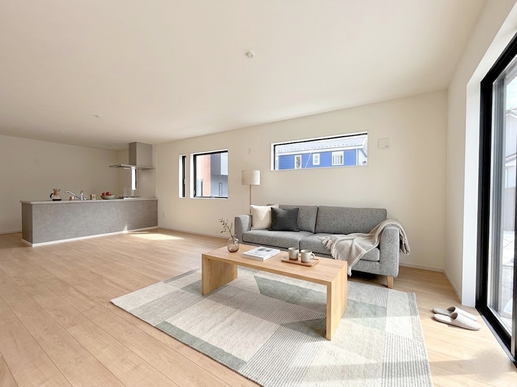 室内にいても、たっぷりの陽光と爽やかな風を感じて頂ける、開放感あふれるリビングです。
※家具はイメージパースとなります。